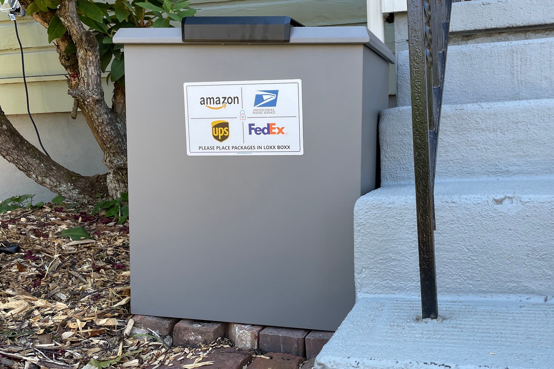 Best smart delivery box: Loxx Boxx Classic